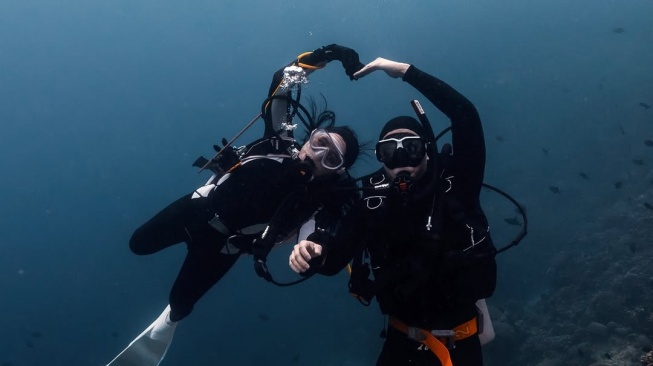 Prilly Latuconsina dan Omara Esteghlal scuba diving. (Instagram)