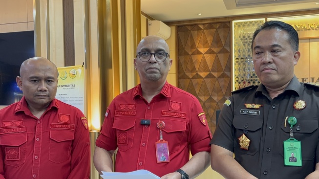 Asisten Pidana Khusus (Aspidsus) Kejati DKI Jakarta Syarief Sulaiman (tengah) saat memberikan keterangan mengenai dugaan kasus proyek fiktif, Rabu 7 Mei 2025. [Suara.com/Faqih]