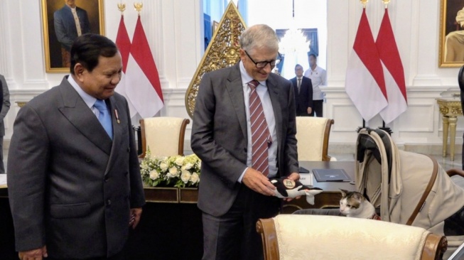 Momen Bill Gates Beri Hadiah Boneka Paus ke Bobby Kertanegara, Suasana Langsung Cair
