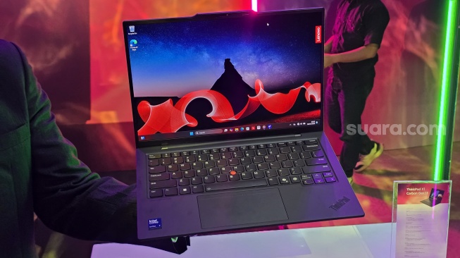 Laptop Lenovo ThinkPad X1 Carbon Gen 13 yang resmi dikenalkan ke Indonesia pada Rabu (7/5/2025). [Suara.com/Dicky Prastya]