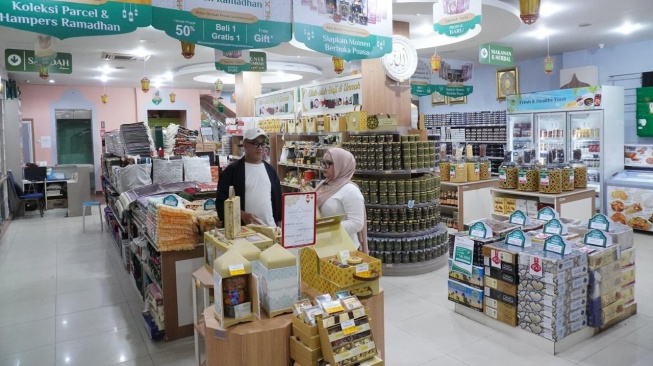 Lebih dari Sekadar Jualan: Kisah Pusat Perlengkapan Ibadah Rangkul Jamaah dengan Sentuhan Humanis