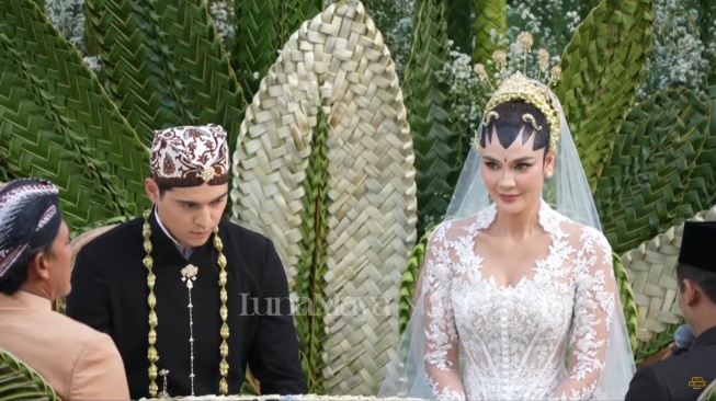 Keris di Atas Meja Akad Nikah Luna Maya dan Maxime Bouttier Bikin Publik Salfok