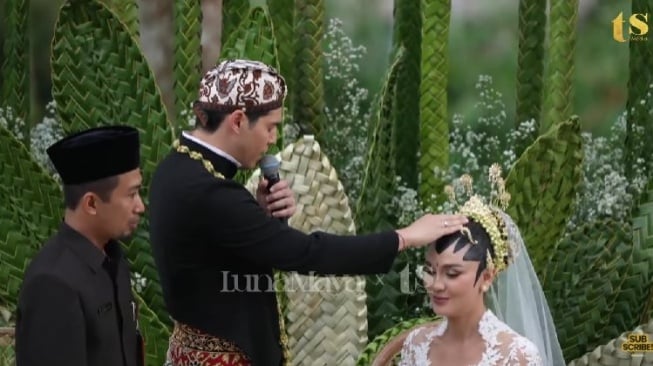 Momen Maxime Bouttier baca doa usai resmi jadi suami. (YouTube/TS Media)