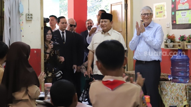 Presiden RI Prabowo Subianto bersama tokoh filantropi dunia Bill Gates saat meninjau pelaksanaan Program Makan Bergizi Gratis (MBG) di SDN Jati 03, Jakarta, Rabu (7/5/2025). [Suara.com/Alfian Winanto]
