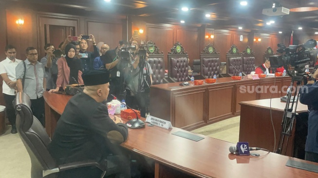 Mahkamah Kehormatan Dewan (MKD) DPR RI hanya menjatuhi vonis hukuman ringan kepada Anggota DPR RI fraksi Partai Gerindra Ahmad Dhani terkait adanya dua laporan soal naturalisasi dan penghinaan nama marga Pono. (Suara.com/Bagaskara)