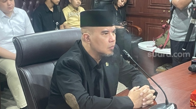 Anggota DPR RI fraksi Partai Gerindra, Ahmad Dhani Prasetyo akhirnya menjalani pemeriksaan oleh Mahkamah Kehormatan Dewan (MKD) DPR RI, Rabu (7/5/2025). (Suara.com/Bagas)