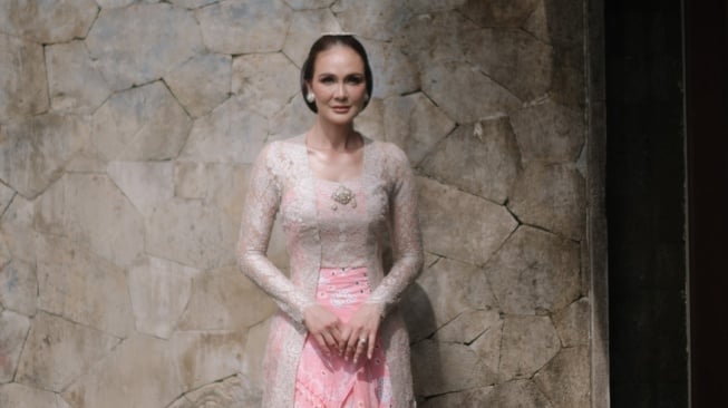 Luna Maya sakit di acara Bachelor party (Instagram)