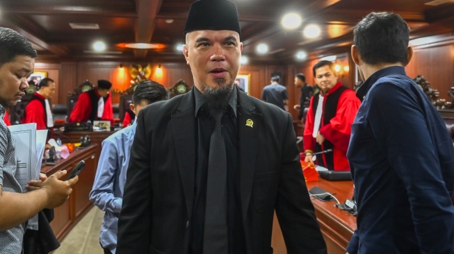 Anggota DPR fraksi Gerindra Ahmad Dhani meninggalkan ruangan usai mengikuti sidang etik di Mahkamah Kehormatan Dewan DPR, Kompleks Parlemen, Senayan, Jakarta, Rabu (7/5/2025). [ANTARA FOTO/Rivan Awal Lingga/tom]
