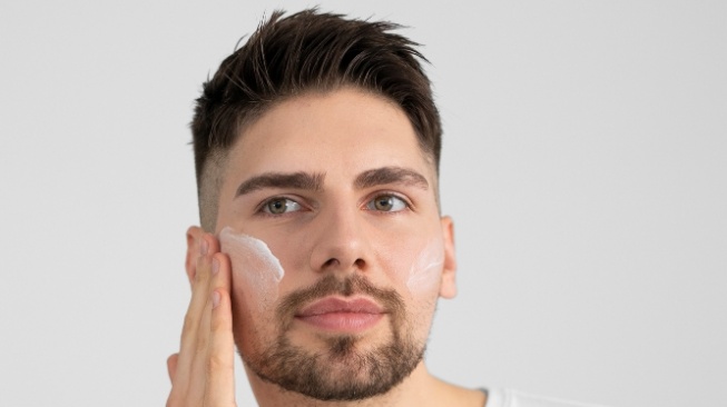 5 Rekomendasi Sunscreen Untuk Cowok Anti Ribet: Nggak Lengket, Nggak Berminyak