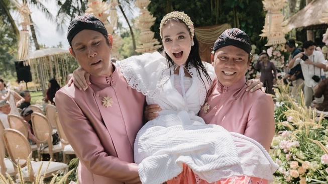 Luna Maya sakit di acara Bachelor party (Instagram)
