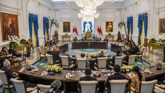 Presiden Prabowo Subianto (tengah, kanan) bersama Pendiri Microsoft dan tokoh filantropi dunia Bill Gates (tengah, kiri) melakukan pertemuan dengan para pengusaha di Istana Merdeka, Jakarta, Rabu (7/5/2025). [ANTARA FOTO/Galih Pradipta/rwa]