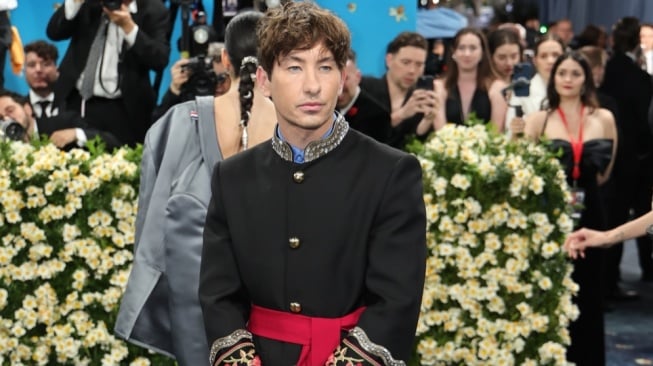 Barry Keoghan Tampil Kayak Abang None di Met Gala 2025, Warganet Heboh