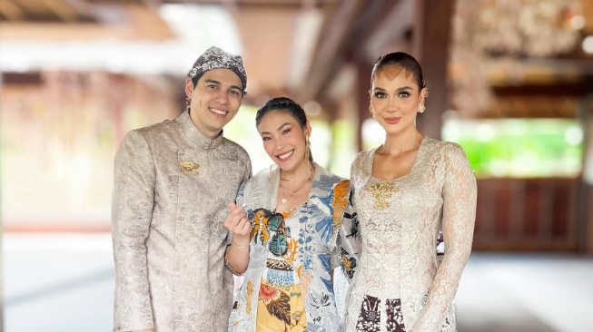 Potret Maxime Bouttier, Ayu Dewi, dan Luna Maya (Instagram/mrsayudewi)