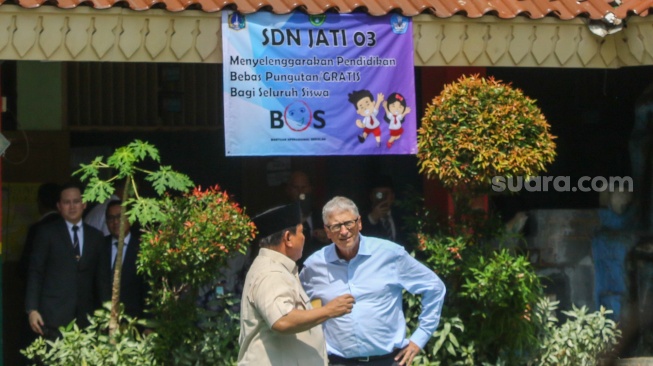 Presiden RI Prabowo Subianto bersama tokoh filantropi dunia Bill Gates saat meninjau pelaksanaan Program Makan Bergizi Gratis (MBG) di SDN Jati 03, Jakarta, Rabu (7/5/2025). [Suara.com/Alfian Winanto]
