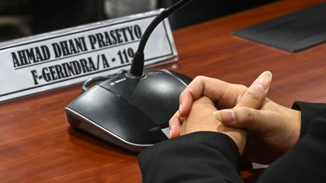 Anggota DPR fraksi Gerindra Ahmad Dhani mengikuti sidang etik di Mahkamah Kehormatan Dewan DPR, Kompleks Parlemen, Senayan, Jakarta, Rabu (7/5/2025). [ANTARA FOTO/Rivan Awal Lingga/tom]