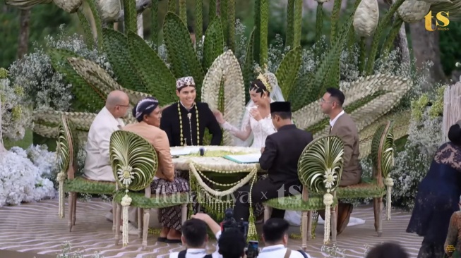 Potret pernikahan Luna Maya dan Maxime Bouttier (YouTube/TS Media)