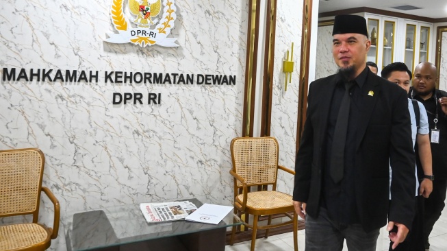 Anggota DPR fraksi Gerindra Ahmad Dhani meninggalkan ruangan usai mengikuti sidang etik di Mahkamah Kehormatan Dewan DPR, Kompleks Parlemen, Senayan, Jakarta, Rabu (7/5/2025). [ANTARA FOTO/Rivan Awal Lingga/tom]