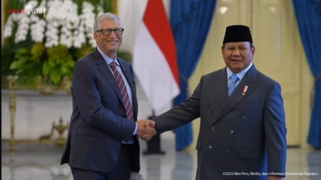 Sambil Tenteng Dokumen, Bill Gates Semringah Bertemu Prabowo di Istana Merdeka