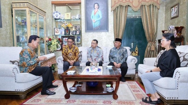 Penyerahan Serat Palilah ini dilakukan secara langsung oleh Sri Sultan Hamengku Buwono X kepada Kapolda DIY Irjen Pol Anggoro Sukartono, pada Jumat (2/5/2025) di Pendapa Ndalem Kilen, Keraton Yogyakarta. (dok.Istimewa)