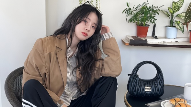 5 Ide Mix and Match Outfit Kasual ala Shin Si Ah, Tampil Catchy All Day!