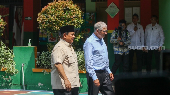 Presiden RI Prabowo Subianto bersama tokoh filantropi dunia Bill Gates saat meninjau pelaksanaan Program Makan Bergizi Gratis (MBG) di SDN Jati 03, Jakarta, Rabu (7/5/2025). [Suara.com/Alfian Winanto]
