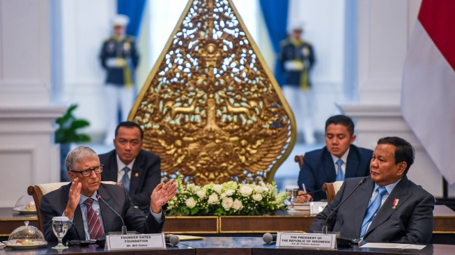 Presiden Prabowo Subianto (kanan) bersama Pendiri Microsoft dan tokoh filantropi dunia Bill Gates (kiri) didampingi Mensesneg Prasetyo Hadi (kedua kiri) dan Seskab Teddy Indra Wijaya (kedua kanan) melakukan pertemuan dengan para pengusaha di Istana Merdeka, Jakarta, Rabu (7/5/2025). [ANTARA FOTO/Galih Pradipta/rwa]