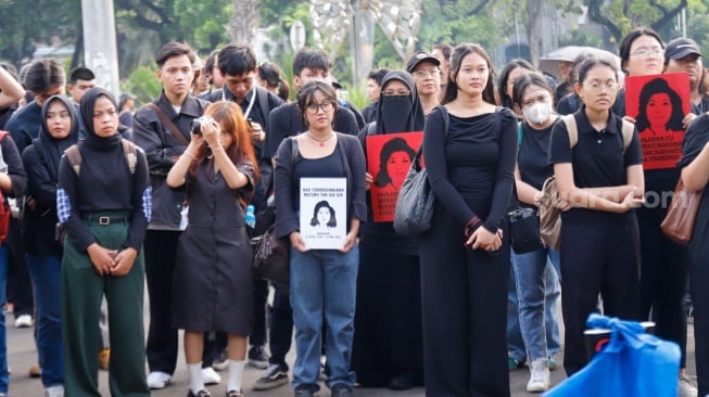 Aktivis Jaringan Solidaritas Korban untuk Keadilan membawa poster Marsinah saat mengikuti aksi Kamisan ke-860 di depan Istana Merdeka, Jakarta, Kamis (8/5/2025). [Suara.com/Alfian Winanto]