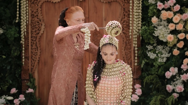 Luna Maya sempat berdebat dengan ibunya sebelum acara siraman (Instagram)