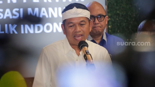 Gubernur Jawa Barat Dedi Mulyadi saat konferensi pers di Kantor Kementerian HAM, Jakarta, Kamis (8/5/2025). [Suara.com/Alfian Winanto]
