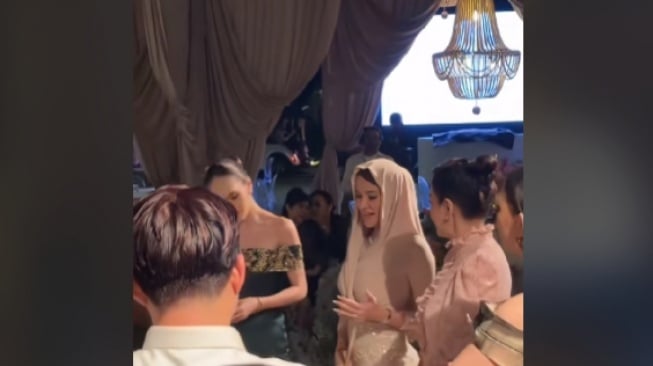 Gaya Olla Ramlan di pernikahan Luna Maya dan Maxime Bouttier. [TikTok]