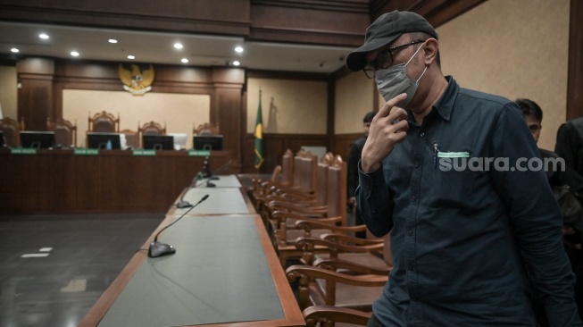 Terdakwa kasus suap vonis bebas Gregorius Ronald Tannur, Heru Hanindyo berjalan keluar usai menjalani sidang pembacaan putusan di Pengadilan Tipikor, Jakarta, Kamis (8/5/2025). [ANTARA FOTO/Fauzan/rwa]