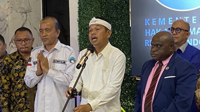 Gubernur Jawa Barat, Dedi Mulyadi, saat menjawab pertanyaan wartawan di Kantor Kementerian Hak Asasi Manusia, Jakarta, Kamis (8/5/2025). [Dok. Antara]