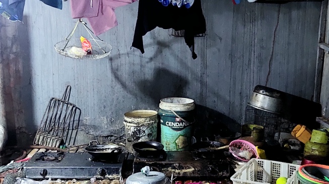 Salah satu pemandangan di dalam rumah Nayla, siswa SD di Kota Makassar penerima beasiswa dari Presiden RI, Prabowo Subianto [SuaraSulsel.id/Lorensia Clara]