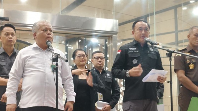 Direktur Penindakan pada Jaksa Agung Muda Bidang Tindak Pidana Militer (Jampidmil) Kejagung, Brigjen TNI Andi Suci (depan kanan) bersama Kepala Pusat Penerangan Hukum (Kapuspenkum) Kejaksaan Agung Harli Siregar (depan kiri) berbicara dalam konferensi pers di Gedung Kejaksaan Agung, Jakarta, Rabu (7/5/2025). (ANTARA/Nadia Putri Rahmani)