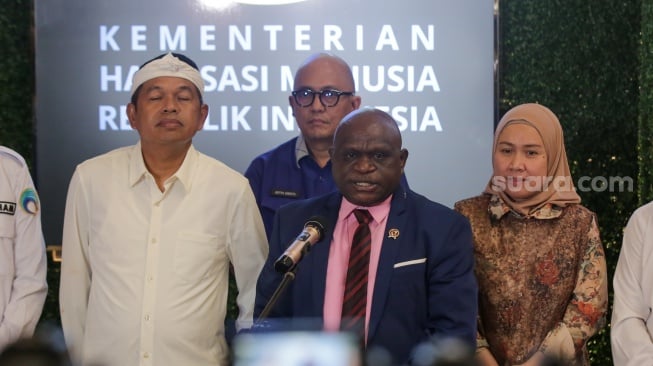 Gubernur Jawa Barat Dedi Mulyadi bersama dengan Menteri HAM Natalius Pigai saat konferensi pers di Kantor Kementerian HAM, Jakarta, Kamis (8/5/2025). [Suara.com/Alfian Winanto]
