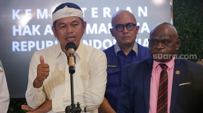 Gubernur Jawa Barat Dedi Mulyadi bersama dengan Menteri HAM Natalius Pigai saat konferensi pers di Kantor Kementerian HAM, Jakarta, Kamis (8/5/2025). [Suara.com/Alfian Winanto]
