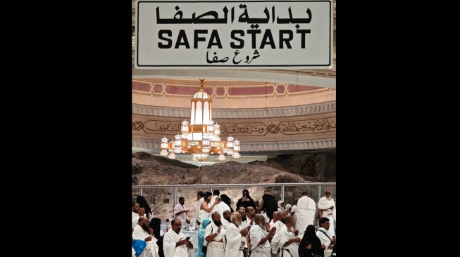 Jamaah calon haji berdoa sebelum memulai Sai pada rangkaian umrah wajib di kompleks Masjidil Haram, Makkah, Arab Saudi, Kamis (8/5/2025). [ANTARA FOTO/Andika Wahyu/nym]