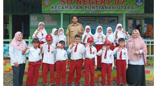 Siswa Pontianak menunjukan KIA mereka usai perekaman di SDN 07 Pontianak Utara (Istimewa)