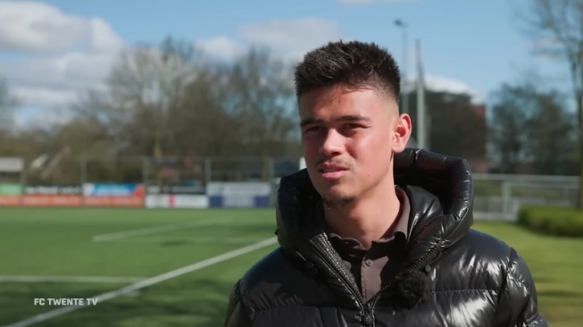 Masa depan bek Timnas Indonesia, Mees Hilgers, di klub Belanda FC Twente mulai menjadi sorotan. (Youtube FC Twente)