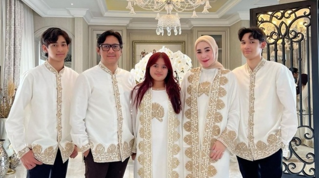 Potret harmonis Andre Taulany dan Rien Wartia Trigina alias Erin Taulany dengan ketiga anaknya, yaitu Ardio Raihansyah Taulany, Arkenzy Salmansyah Taulany, dan Arlova Carissa Taulany (Instagram/erintaulany)