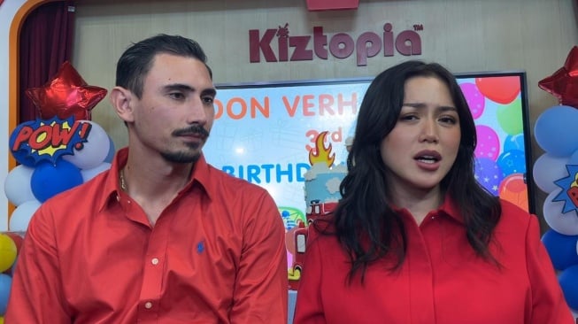Jessica Iskandar dan Vincent Verhaag di kawasan Thamrin, Jakarta, Rabu, 7 Mei 2025. [Suara.com/Adiyoga Priyambodo]