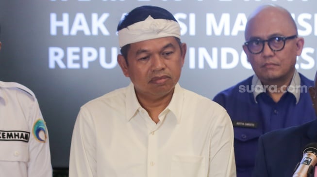 Gubernur Jawa Barat Dedi Mulyadi saat konferensi pers di Kantor Kementerian HAM, Jakarta, Kamis (8/5/2025). [Suara.com/Alfian Winanto]
