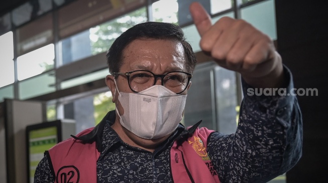 Terdakwa kasus suap vonis bebas Gregorius Ronald Tannur, Erintuah Damanik tiba untuk menjalani sidang pembacaan putusan di Pengadilan Tipikor, Jakarta, Kamis (8/5/2025). [ANTARA FOTO/Fauzan/rwa]