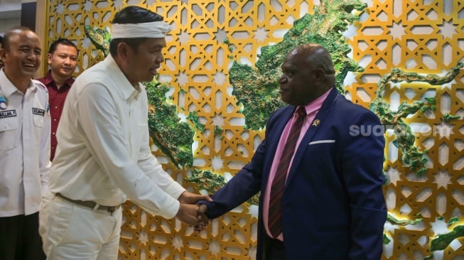 Gubernur Jawa Barat Dedi Mulyadi bersama dengan Menteri HAM Natalius Pigai saat menggelar pertemuan di Kantor Kementerian HAM, Jakarta, Kamis (8/5/2025). [Suara.com/Alfian Winanto]
