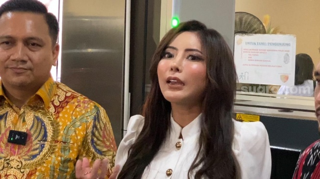Ayu Aulia dan kuasa hukumnya, Herdiyan Saksono di Bareskrim Polri, Kamis, 8 Mei 2025. [Suara.com/Adiyoga Priyambodo]