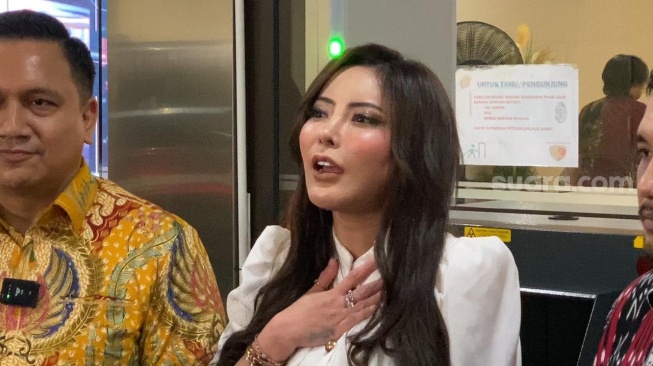 Ayu Aulia dan kuasa hukumnya, Herdiyan Saksono di Bareskrim Polri, Kamis, 8 Mei 2025. [Suara.com/Adiyoga Priyambodo]
