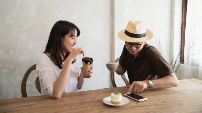 Ilustrasi nongkrong di cafe (Freepik)