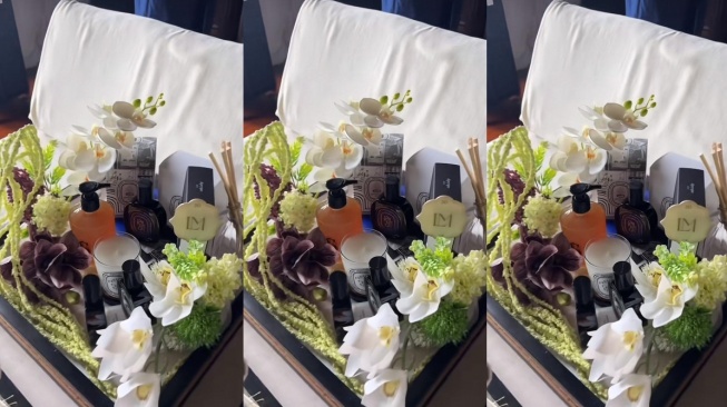Parfum, lilin aroma terapi, sabun cuci tangan, dan diffusers dari brand Diptyque menjadi seserahan yang diberikan Luna Maya untuk Maxime Bouttier (Instagram/lunamaya)