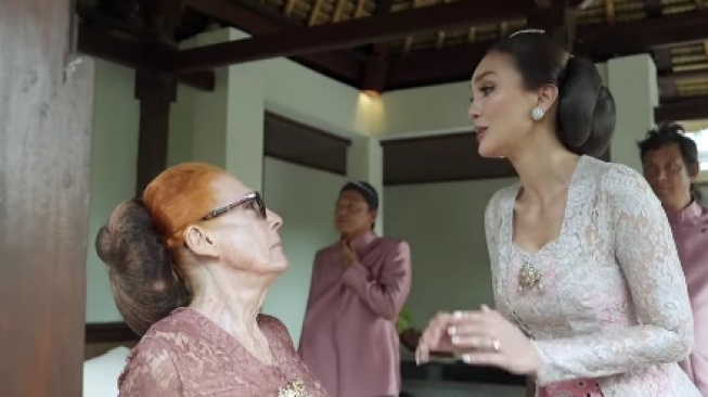 Luna Maya debat kecil dengan ibunya sebelum acara siraman (YouTube)