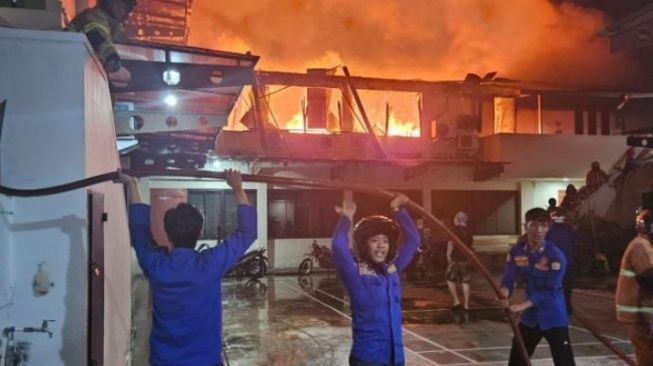 Kantor perusahaan sawit PT Lonsum di Palembang terbakar